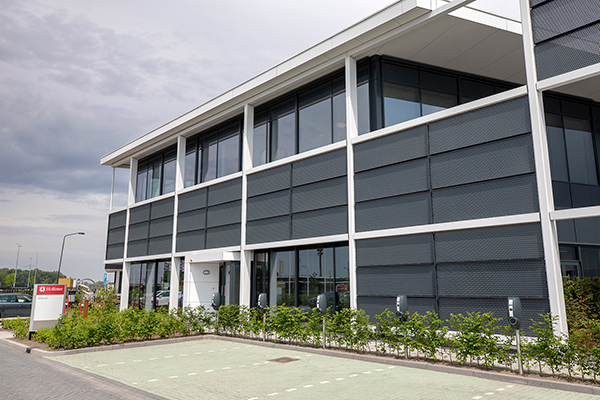 Roosendaal_TheNetherlands_ElectricCarParking_600x400